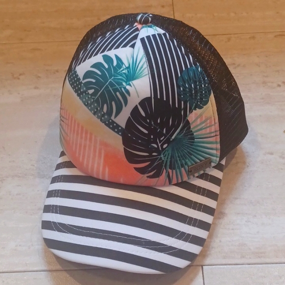 Roxy Black/White Floral Adjustable Trucker Hat - Picture 1 of 7